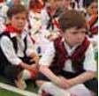 Niños con trajes regionales de Chile