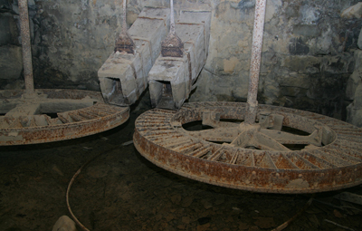 Rodeznos donde se recibe el agua para mover las ruedas del molino