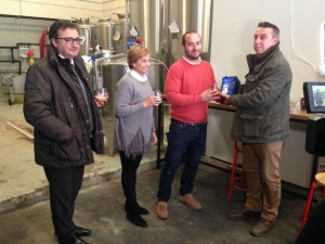 González Menorca resalta el trabajo de la cervecera artesana Mateo & Bernabé que ha aunado tradición con instrumentos innovadores y competitivos como la internacionalización