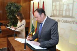 El presidente de la Comunidad de La Rioja, Pedro Sanz, y la alcaldesa de Logroño, Cuca Gamarra, firman el convenio de capitalidad.