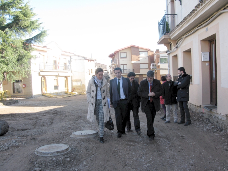 Conrado Escobar y el Alcalde de Leiva en las obras de la calle Mayor