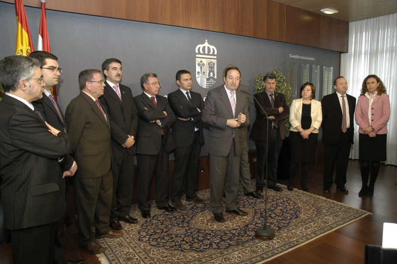 Pedro Sanz con los alcaldes de cabeceras de comarca