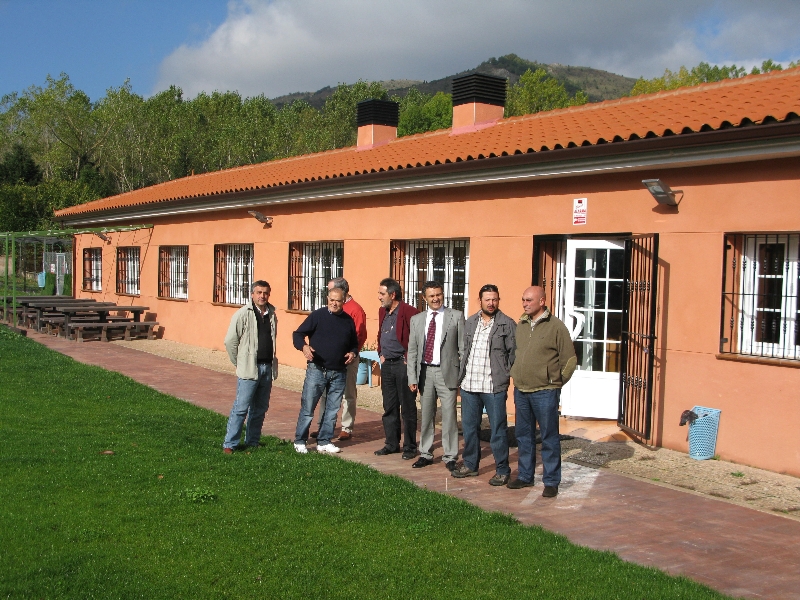 Conrado Escobar con los miembros de la corporación municipal en las puertas del centro social