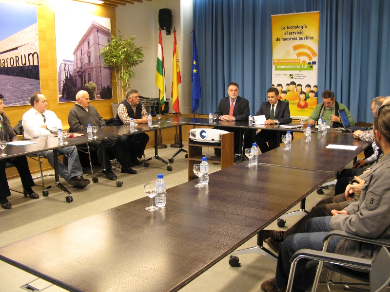 Conrado Escobar reunido con los alcaldes