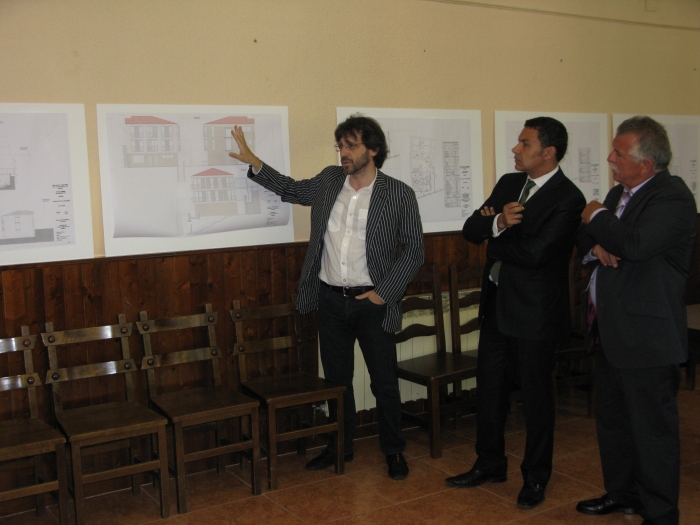 Conrado Escobar y el Alcalde de Briñas ven los planos de la reforma del Ayuntamiento