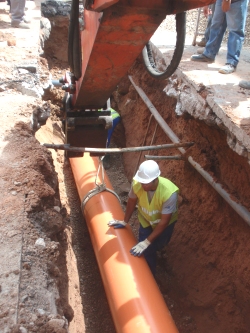 Colocación de tubería para red de pluviales en Paseo de la Constitución de Arnedo