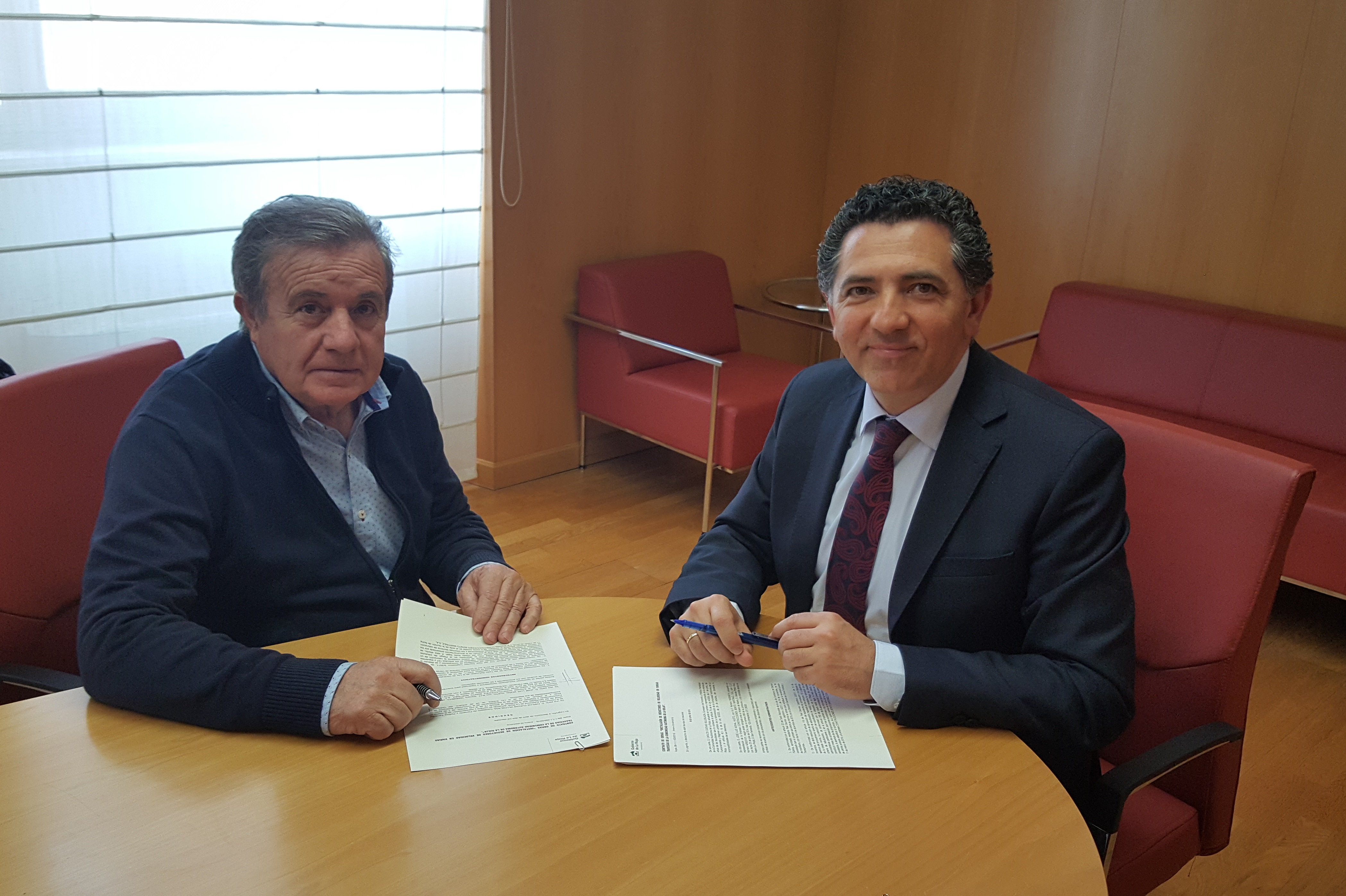 Firma contrato reductores velocidad