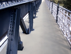 Acera ya finalizada del puente de hierro