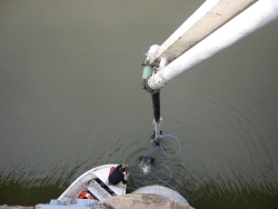 Cimentación del puente por parte de los buzos