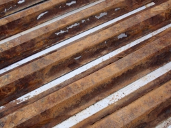 Reforzando el encofrado del puente de hierro