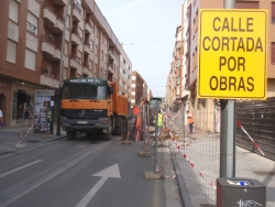 Calle cortada en la Travesía de Arnedo, Paseo de la Constitución, inicio de obras de la Fase II