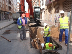 Abriendo zanja en Paseo de la Constitución de Arnedo