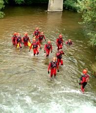 Grupo de bomberos en el agua