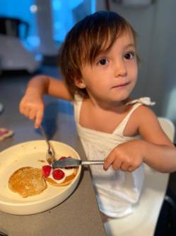 Imagen adriana comiendo