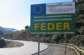 carretera con cartel del FEDER