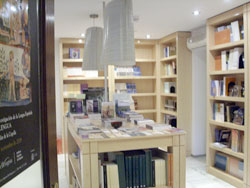 Panoramica de la tienda del Instituto de Estudios Riojanos
