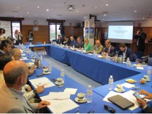 La consejera de Desarrollo Económico e Innovación, Leonor González Menorca, participa en la presentación de las conclusiones del Innobarómetro 2016 de la FRI.