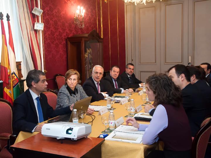 El presidente del Gobierno de La Rioja, José Ignacio Ceniceros, y la consejera de Desarrollo Económico e Innovación, Leonor González Menorca, presentan el V Plan Riojano de I D I 2017-2020.