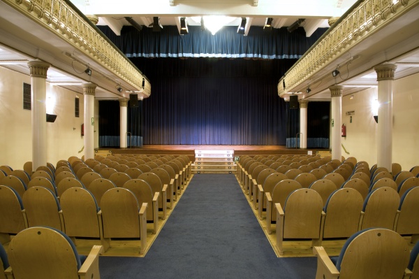 Sala Gonzalo de Berceo escenario con telón azul