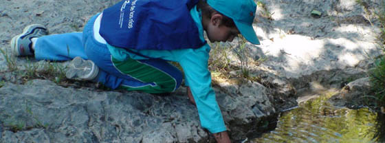 Chaval tomando temperatura al agua del río