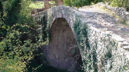 Restos del puente sobre el río Jubera