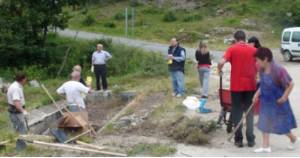 personas trabajando en la restauracion del lavadero