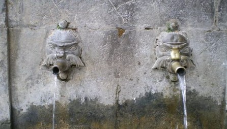 Detalle de la fuente de la Plaza