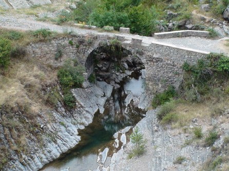 Puente sobre el río Jubera