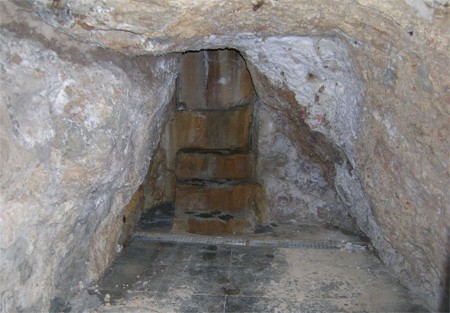 Acceso a la fuente termal del balneario