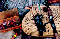 Cesta y anzuelos de pesca