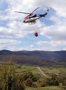 helicóptero extinción de incendios forestales