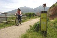 Ciclista por la vía verde de Préjano
