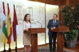 El presidente de la Comunidad de La Rioja, Pedro Sanz, y la alcaldesa de Logroño, Cuca Gamarra, firman el convenio de capitalidad.