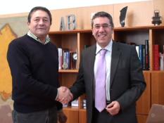 Burgos estrecha la mano del representante de Riojana de Asfaltos